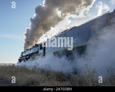 Célébration du 150e anniversaire du chemin de fer transcontinental, la Union Pacific's historic Big Boy locomotive à vapeur no 4014 est en tournée aux USA. Banque D'Images