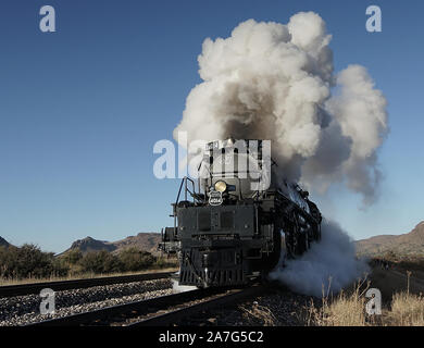 Célébration du 150e anniversaire du chemin de fer transcontinental, la Union Pacific's historic Big Boy locomotive à vapeur no 4014 est en tournée aux USA. Banque D'Images