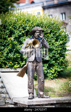 TALLINN, ESTONIE - Juillet 05, 2019 : bronze statue vivante de couleur avec un pinceau et instrument de musique debout sur un mur à Tallinn, Estonie en juillet 2019 Banque D'Images