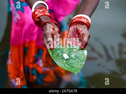 Chhat Puja festival. Barpeta, Assam, Inde. Les dévots hindous indiens offrir des prières au cours de Chhath Puja, à Barpeta road town à Barpeta district de l'Assam le 02 novembre 2019. Photo : David Talukdar/Alamy Live News Banque D'Images