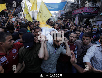 (NOTE de l'ÉDITEUR : Image représente la mort)pleureuses portent le corps d'Ahmed al-Shehri pour un cortège funèbre après la frappe aérienne dans le sud de la bande de Gaza. Banque D'Images