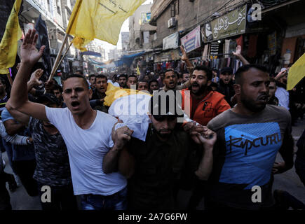 (NOTE de l'ÉDITEUR : Image représente la mort)pleureuses portent le corps d'Ahmed al-Shehri pour un cortège funèbre après la frappe aérienne dans le sud de la bande de Gaza. Banque D'Images