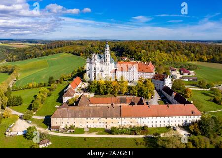 Vue aérienne, monastère bénédictin Neresheim, Abbaye de Neresheim, Baden-Wurttemberg, Allemagne Banque D'Images