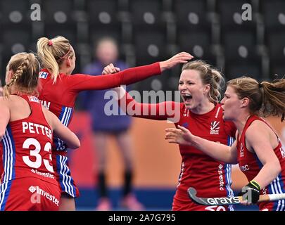 Stratford. United Kingdom. 02 novembre 2019. La Grande-Bretagne les joueurs célèbrent leur deuxième but. Izzy Petter (Grande-Bretagne, 33), Hollie Pearne-Webb (Grande-Bretagne, capitaine, 20) et Tess Howard (Grande-Bretagne). Grande-bretagne v Chili. Womens hockey FIH qualificatif. Lee Valley hockey et tennis center. Stratford. Londres. United Kingdom. Garry Crédit/Sport sous gaine en images. Credit : Sport en images/Alamy Live News Banque D'Images