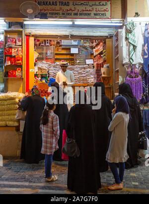 Les femmes dans le souk de Mutrah, Marché Arabe traditionnel, Bazar, Mutrah, Muscat, Oman Banque D'Images