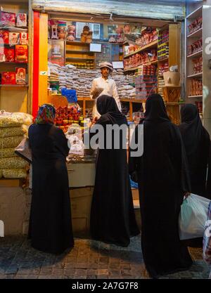 Les femmes dans le souk de Mutrah, Marché Arabe traditionnel, Bazar, Mutrah, Muscat, Oman Banque D'Images