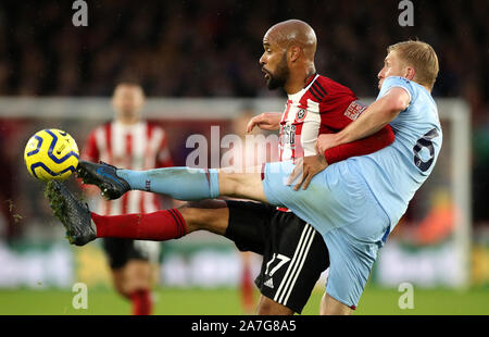 Le David de Sheffield United McGoldrick (à gauche) et du Burnley Ben Mee bataille pour la balle durant le match de Premiership Lane, Sheffield. Banque D'Images