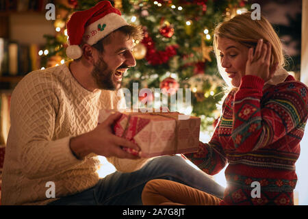 Les jeunes couples célébrant Noël et s'amuser ensemble Banque D'Images