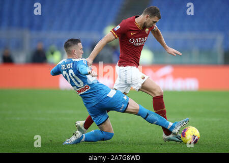 Rome, Italie. 09Th Nov, 2019. Fabian Ruiz de SSC Napoli et Edin Dzeko de que les Roms au cours de la Serie A match entre Roma et Napoli au Stadio Olimpico, Rome, Italie, le 2 novembre 2019. Photo par Luca Pagliaricci. Usage éditorial uniquement, licence requise pour un usage commercial. Aucune utilisation de pari, de jeux ou d'un seul club/ligue/dvd publications. Credit : UK Sports Photos Ltd/Alamy Live News Banque D'Images