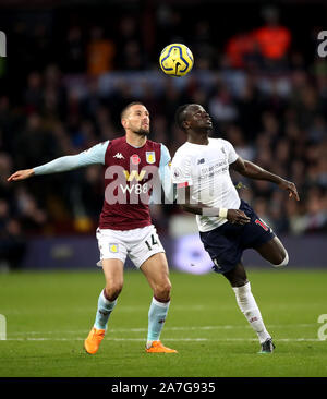 Aston Villa's Pier Paolo Pasolini Conor (à gauche) et Liverpool's Sadio Mane bataille pour la balle durant le premier match de championnat à Villa Park, Birmingham. Banque D'Images