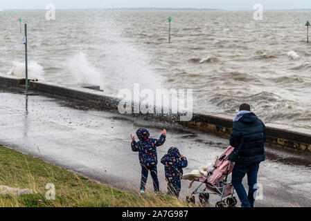 Southend on Sea, Essex, UK dans l'estuaire de la Tamise était attaché avec le vent et la pluie de la tempête/traverse le pays. Personnes ont apprécié la marche le long de la mer pourtant tout aussi vagues ne s'abattent sur la digue. Suite de l'Ouragan Pablo Banque D'Images