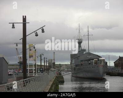 Vue de l'HMS Caroline amarré à Alexandra Dock, une attraction touristique patrimoniale dans le Titanic Quarter du bord de l'eau régénérée à Belfast. Banque D'Images