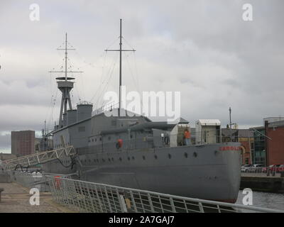 Vue de l'HMS Caroline amarré à Alexandra Dock, une attraction touristique patrimoniale dans le Titanic Quarter du bord de l'eau régénérée à Belfast. Banque D'Images