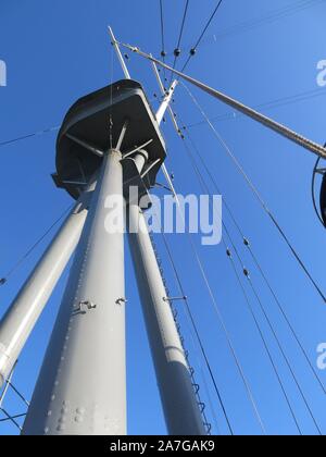 Close-up à la recherche vers le haut de la tour d'observation sur le pont du HMS Caroline, un navire de guerre de la Première Guerre mondiale à partir de la bataille du Jutland. Banque D'Images