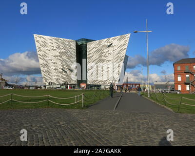 Vue sur le waterfront regeneration et marina dans le centre de Belfast, connu comme le Titanic Quarter, avec le repère Titanic Museum. Banque D'Images