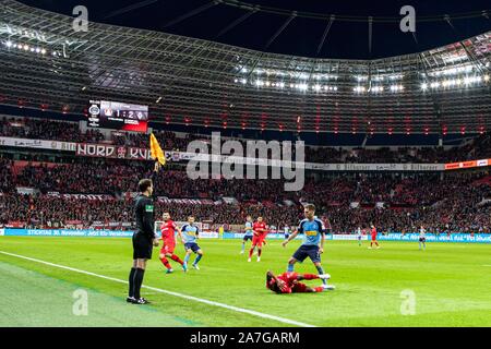 Leverkusen, Allemagne. 09Th Nov, 2019. firo : 02.11.2019, Fuvuball, 1.Bundesliga, la saison 2019/2020, Bayer 04 Leverkusen Borussia - Mv ? Nchengladbach Borussia Mönchengladbach, Leon Bailey (Bayer 04 Leverkusen) Bewalks une faute sur Patrick Herrmann (Borussia Mv ? Nchengladbach) qui§ spv à carton rouge. Utilisation dans le monde entier | Credit : dpa/Alamy Live News Banque D'Images