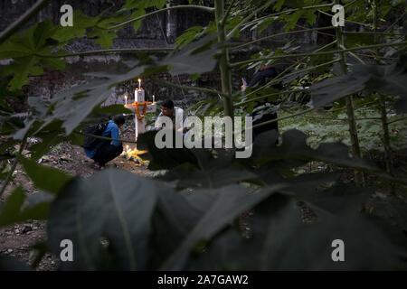 Dhaka, Bangladesh. 09Th Nov 2019. Christian dévots allument des bougies sur la tombe de leurs proches au cours des célébrations de toutes les âmes jour dans un cimetière à Dhaka, Bangladesh, le 02 novembre 2019.Christian dévots observer Fête des Morts, connu sous le nom de la fête de toutes les âmes, de commémoration de tous les fidèles défunts. En ce jour, les chrétiens viennent sur le cimetière et prier pour les âmes des défunts qui leur sont chers. Tous les jours de l'âme est un Catholique journée du souvenir pour les amis et les êtres chers qui sont décédés. Credit : ZUMA Press, Inc./Alamy Live News Banque D'Images