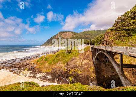 Bridge et le littoral à Cook's gouffre près de Yachats, Oregon, USA. Plusieurs bassins de marée sont visibles à gauche parmi lesquels la célèbre "Thor's bien'. Banque D'Images