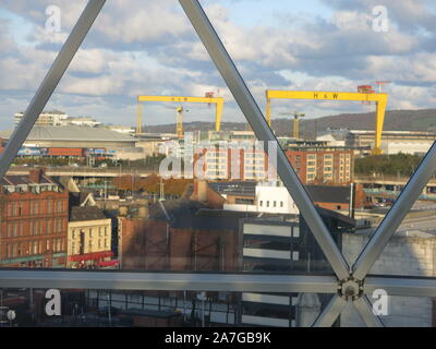 La ville de Belfast et de l'emblématique jaune Harland and Wolff portiques, prises à partir de la plate-forme panoramique dans le toit de la coupole au Square Victoria. Banque D'Images