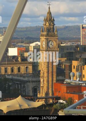 Vue impressionnante sur un grand tour de l'horloge sur la skyline de Belfast à travers le treillis en acier de la structure du toit au Victoria Square Shopping Centre. Banque D'Images