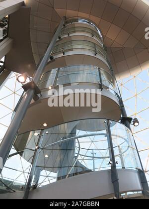 Les formes géométriques et la structure en verre pour l'escalier en spirale de la plate-forme panoramique dans le toit de la coupole au Victoria Square Shopping Centre Banque D'Images