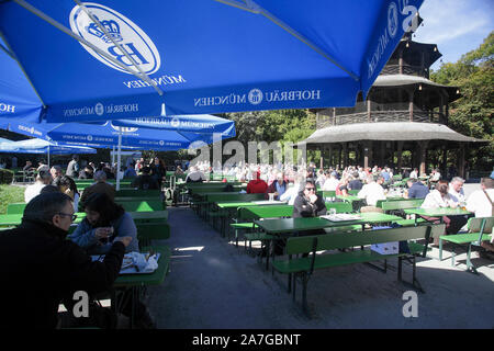Vu ici est la zone dans le jardin anglais appelé la Tour Chinoise et jardin à bière de Munich. Capturé sur une belle journée d'automne Banque D'Images