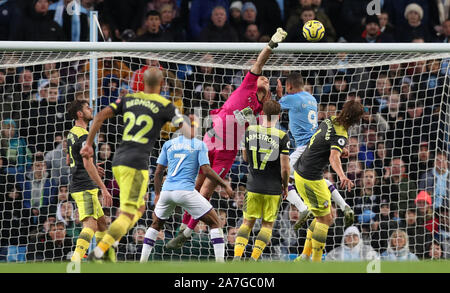 Etihad Stadium, Manchester, Lancashire, Royaume-Uni. 2e Nov, 2019. English Premier League, Manchester City contre Southampton ; Alex McCarthy de Southampton poinçons la balle sous la pression des fromGabriel Jésus de Manchester City mais c'est à Kyle Walker noyaux whos les jeux gagnant - strictement usage éditorial uniquement. Pas d'utilisation non autorisée avec l'audio, vidéo, données, listes de luminaire, club ou la Ligue de logos ou services 'live'. En ligne De-match utilisation limitée à 120 images, aucune émulation. Aucune utilisation de pari, de jeux ou d'un club ou la ligue/player Crédit : publications Plus Sport Action/Alamy Live News Banque D'Images