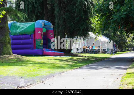 Une image d'un ensemble de quatorze ans, chaque liés au Acton Burnell Fête du village. Tous les profits vont à l'église St Mary à Acton Burnell. Banque D'Images