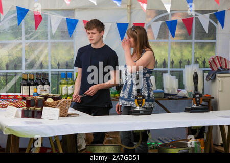 Une image d'un ensemble de quatorze ans, chaque liés au Acton Burnell Fête du village. Tous les profits vont à l'église St Mary à Acton Burnell. Banque D'Images