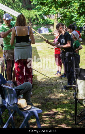 Une image d'un ensemble de quatorze ans, chaque liés au Acton Burnell Fête du village. Tous les profits vont à l'église St Mary à Acton Burnell. Banque D'Images