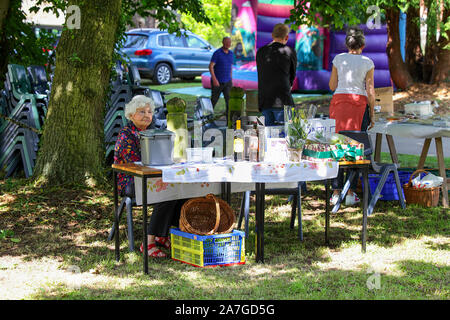 Une image d'un ensemble de quatorze ans, chaque liés au Acton Burnell Fête du village. Tous les profits vont à l'église St Mary à Acton Burnell. Banque D'Images