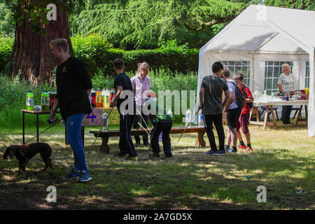 Une image d'un ensemble de quatorze ans, chaque liés au Acton Burnell Fête du village. Tous les profits vont à l'église St Mary à Acton Burnell. Banque D'Images