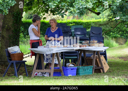 Une image d'un ensemble de quatorze ans, chaque liés au Acton Burnell Fête du village. Tous les profits vont à l'église St Mary à Acton Burnell. Banque D'Images