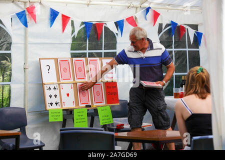 Une image d'un ensemble de quatorze ans, chaque liés au Acton Burnell Fête du village. Tous les profits vont à l'église St Mary à Acton Burnell. Banque D'Images