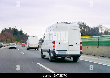 Fourgonnettes en blanc road transport van européenne Banque D'Images