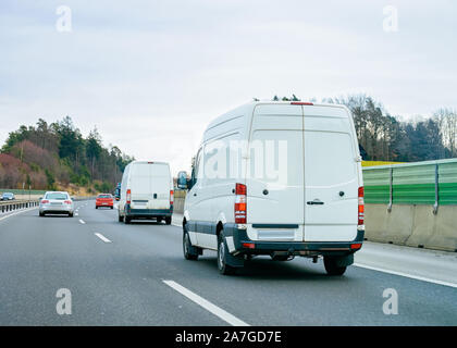 Mini-fourgonnettes blanches sur la van de la logistique du transport Banque D'Images