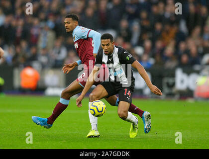 Stade de Londres, Londres, Royaume-Uni. 2e Nov, 2019. English Premier League, West Ham United contre Newcastle United ; Isaac Hayden de Newcastle United passe devant Sébastien Haller de West Ham United - strictement usage éditorial uniquement. Pas d'utilisation non autorisée avec l'audio, vidéo, données, listes de luminaire, club ou la Ligue de logos ou services 'live'. En ligne De-match utilisation limitée à 120 images, aucune émulation. Aucune utilisation de pari, de jeux ou d'un club ou la ligue/player Crédit : publications Plus Sport Action/Alamy Live News Banque D'Images