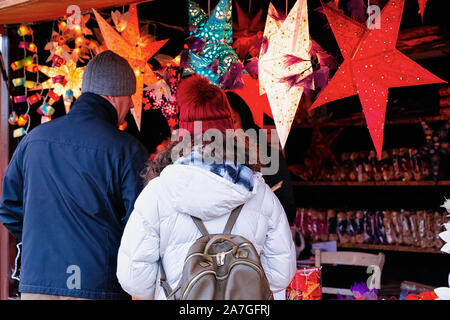 Les gens chez Star lantern stall sur Marché de Noël le château de Charlottenburg Banque D'Images