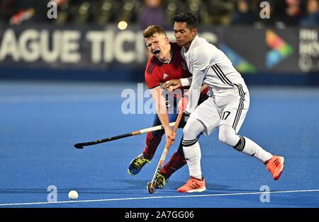 Stratford. United Kingdom. 02 novembre 2019. Sam Ward (Grande-Bretagne) et Razie RAHIM (Malaisie, 17). Grande-bretagne v de la Malaisie. Mens FIH hockey olympique de qualification. Lee Valley hockey et tennis center. Stratford. Londres. United Kingdom. Garry Crédit/Sport sous gaine en images/Alamy Live News. Banque D'Images