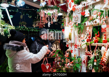 L'homme l'achat de décorations de Noël en céramique Night Market Gendarmenmarkt Berlin Banque D'Images