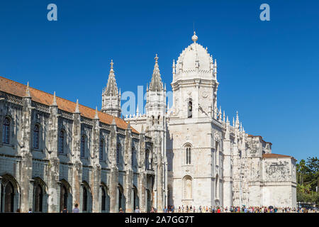 Vue sur le quartier historique de Mosteiro dos Jeronimos (Monastère des Hiéronymites) à Belém, Lisbonne, Portugal, sur une journée ensoleillée. Banque D'Images