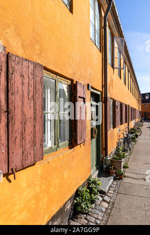 Ligne jaune en maison Svanegade Nyboder ; 'Rue' (WAN), Copenhague, Danemark Banque D'Images