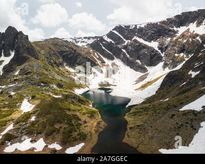 Vue panoramique aérienne des sept lacs de Rila couvertes de neige au début de journée d'été en montagne de Rila (près de Sofia, Bulgarie, Europe) Banque D'Images