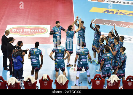 Civitanova Marche, Italie. 2e Nov, 2019. Les joueurs de sir safety pérouse conad scendono dans le fieldduring finales - Sir Safety Pérouse vs Modena Volley, volley-ball hommes Supercup italien en Civitanova Marche, Italie, le 02 novembre 2019 - Roberto LPS/Bartomeoli Bartomeoli Crédit : Roberto/fil LPS/ZUMA/Alamy Live News Banque D'Images