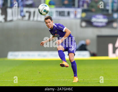 Aue, l'Allemagne. 09Th Nov, 2019. Soccer : 2ème Bundesliga, le FC Erzgebirge Aue - 1er FC Heidenheim, 12e journée, dans le Sparkassen-Erzgebirgsstadion. Clemens Fandrich joue la balle. Crédit : Robert Michael/dpa-Zentralbild/DPA - NOTE IMPORTANTE : en conformité avec les exigences de la DFL Deutsche Fußball Liga ou la DFB Deutscher Fußball-Bund, il est interdit d'utiliser ou avoir utilisé des photographies prises dans le stade et/ou la correspondance dans la séquence sous forme d'images et/ou vidéo-comme des séquences de photos./dpa/Alamy Live News Banque D'Images