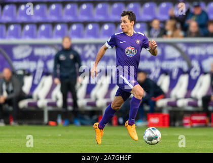 Aue, l'Allemagne. 09Th Nov, 2019. Soccer : 2ème Bundesliga, le FC Erzgebirge Aue - 1er FC Heidenheim, 12e journée, dans le Sparkassen-Erzgebirgsstadion. Clemens Fandrich joue la balle. Crédit : Robert Michael/dpa-Zentralbild/DPA - NOTE IMPORTANTE : en conformité avec les exigences de la DFL Deutsche Fußball Liga ou la DFB Deutscher Fußball-Bund, il est interdit d'utiliser ou avoir utilisé des photographies prises dans le stade et/ou la correspondance dans la séquence sous forme d'images et/ou vidéo-comme des séquences de photos./dpa/Alamy Live News Banque D'Images