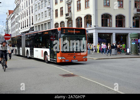 Une Mercedes Citaro articulé exploité par l'agence de transport Skyss est vu dans Strandgaten, Bergen, Norvège Banque D'Images