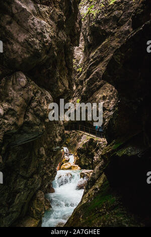 Explorer la beauté de Höllentalklamm / Hell Valley, à proximité Grainau au cours d'une journée d'été avec un Moody de l'eau claire (cours d'Höllental, Allemagne, Europ Banque D'Images