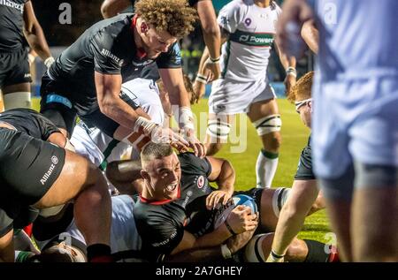 Londres, Royaume-Uni. 09Th Nov, 2019. Ben Comte de Sarrasins constate un écart et appuie sur l'avant pour marquer des Sarrasins 2ème moitié essayer dans les dernières minutes du jeu, ce qui porte le score à 13-13 au cours du match de rugby Premiership Gallagher entre sarrasins et London Irish à l'Allianz Park, Londres, Angleterre. Photo par Phil Hutchinson. Credit : UK Sports Photos Ltd/Alamy Live News Banque D'Images