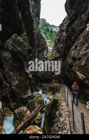 Explorer la beauté de Höllentalklamm / Hell Valley, à proximité Grainau au cours d'une journée d'été avec un Moody de l'eau claire (cours d'Höllental, Allemagne, Europ Banque D'Images